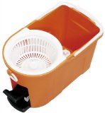 手を汚さずペダル一つで楽に洗浄＆脱水の回転モップ